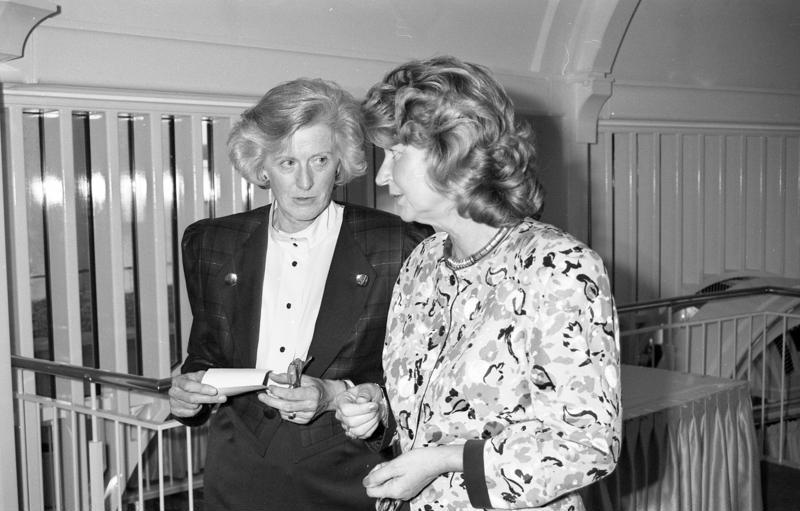 Datei:Bundesarchiv B 145 Bild-F086562-0029, Petersberg, Weihnachtsfeier Diplomatengattinnen.jpg