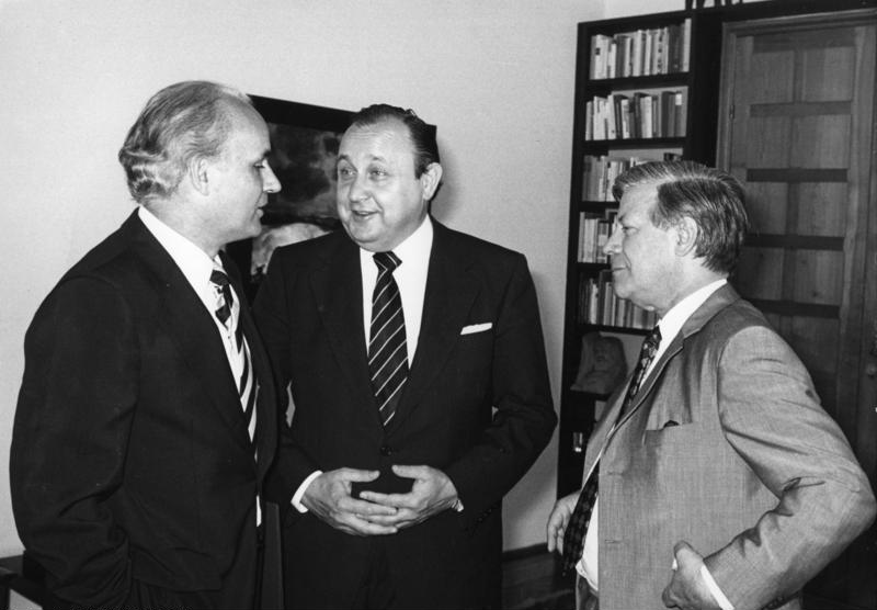 Datei:Bundesarchiv B 145 Bild-F048566-0014, Bonn, Schmidt überreicht Bundesverdienstkreuz.jpg