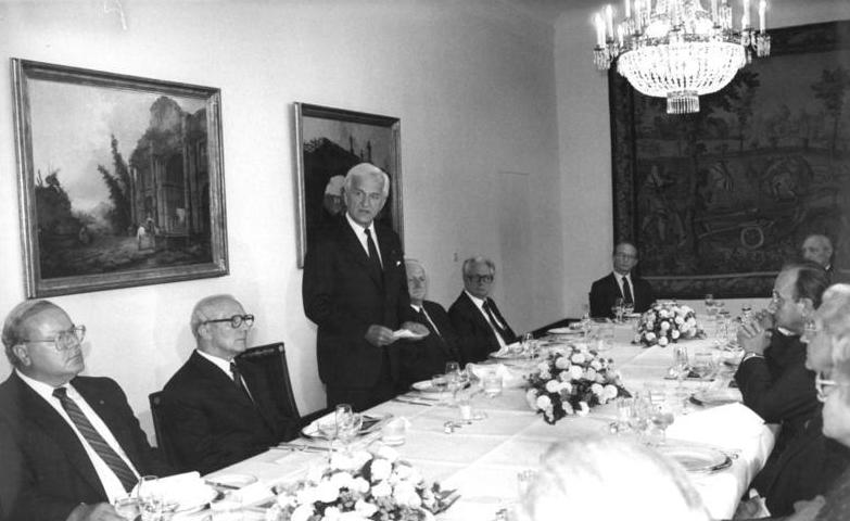 Datei:Bundesarchiv Bild 183-1987-0907-033, Bonn, Besuch Erich Honecker.jpg