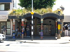Die „Hundertwasser toilets“ in Kawakawa (Neuseeland) – das letzte Bauwerk Hundertwassers, das einzige auf der Südhalbkugel